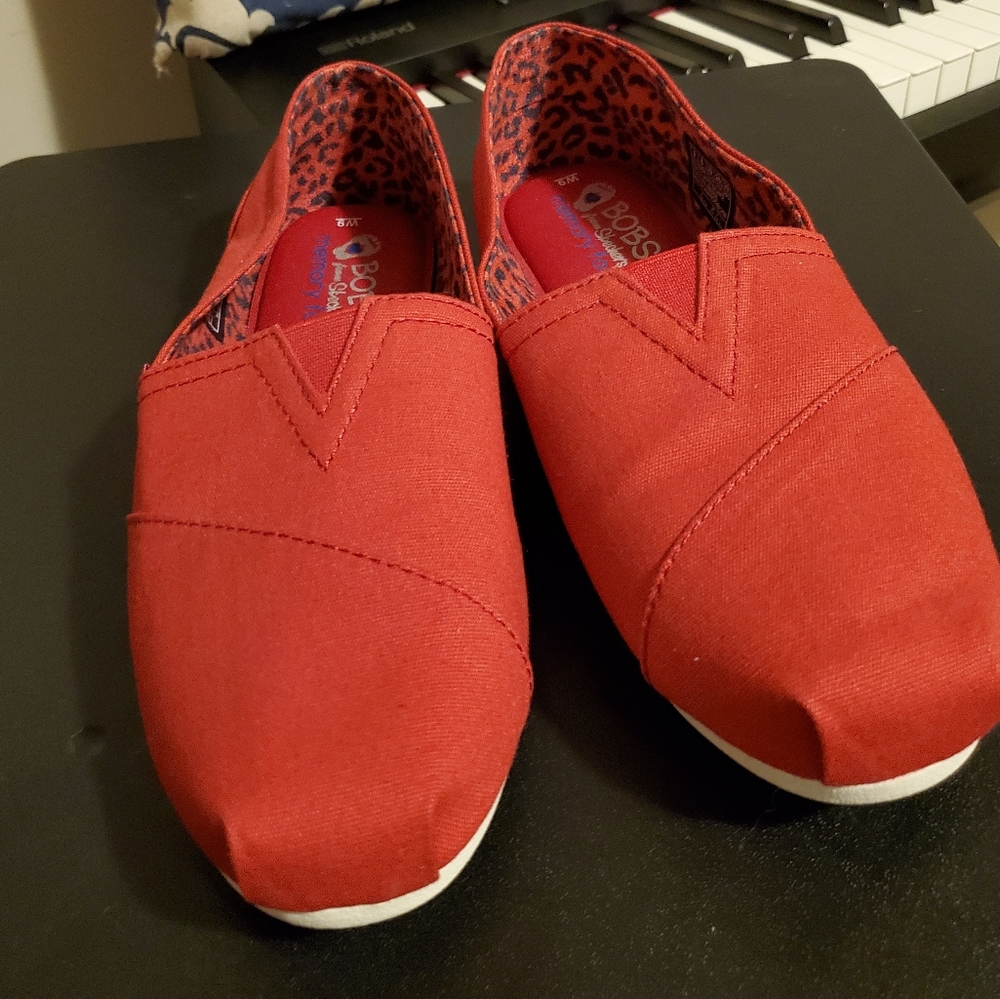 Bob's Sketchers Wide Width Peace & Love slip ons